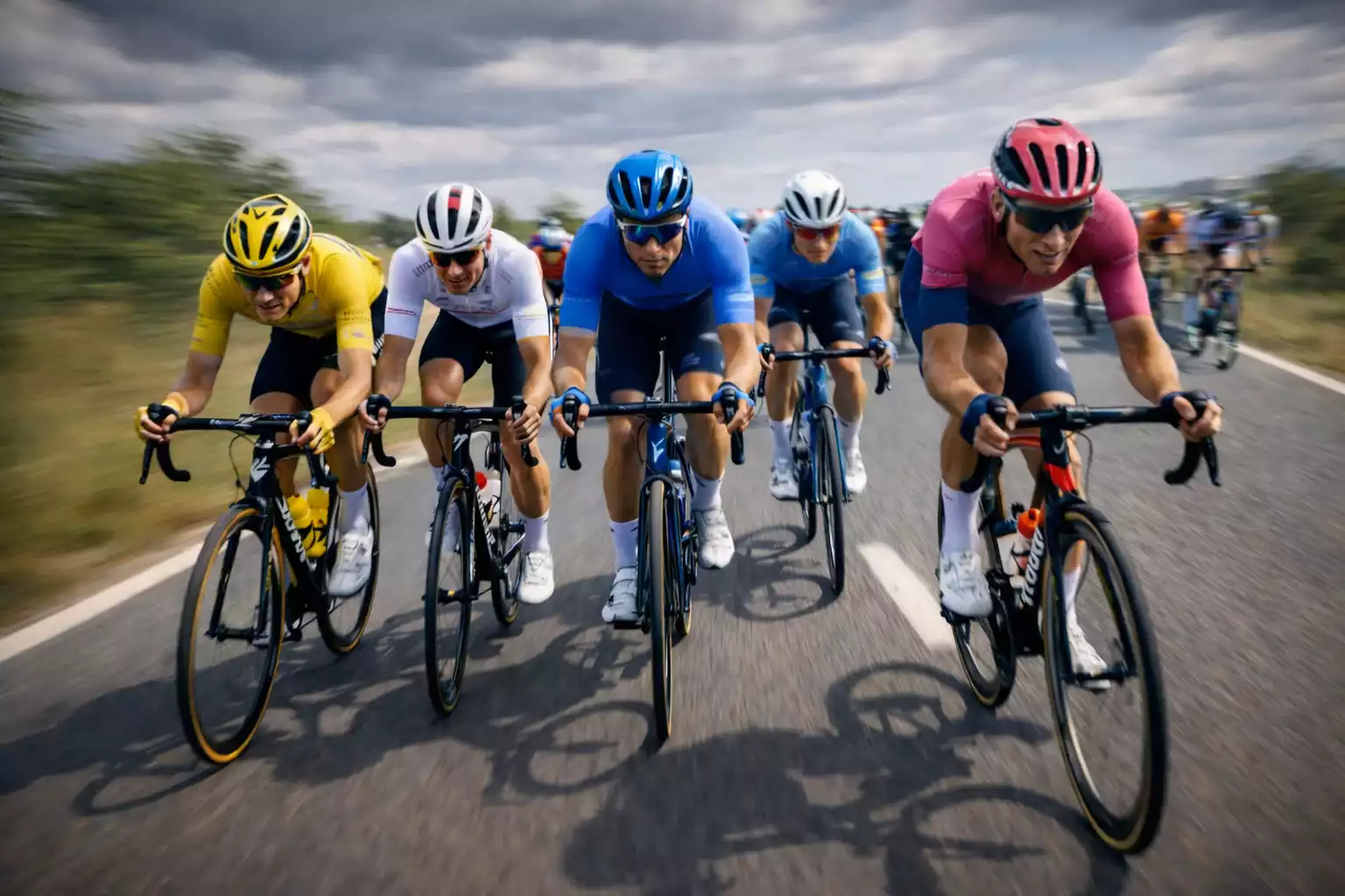 Wielrenner in actie tijdens professionele koers met peloton op achtergrond