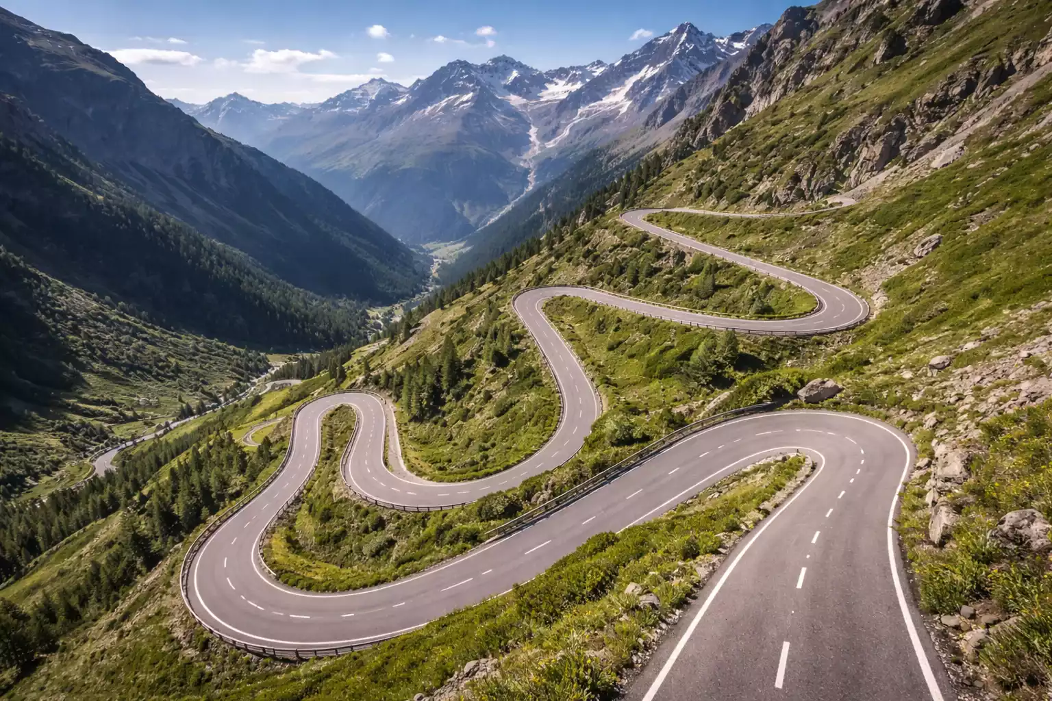 Bergparcours wielrennen met bochtige weg door alpien landschap