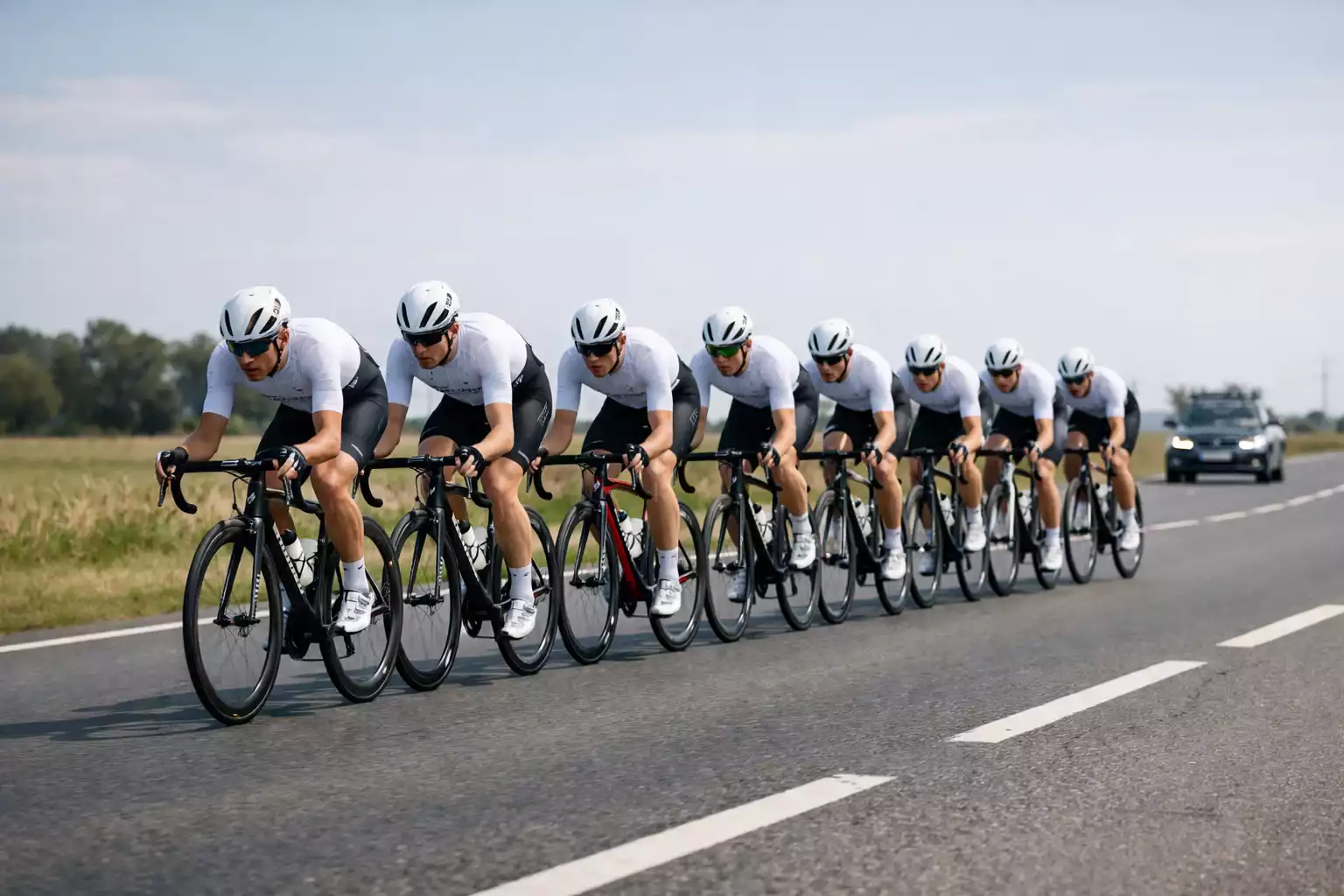 Wielerploeg rijdt in formatie tijdens koers