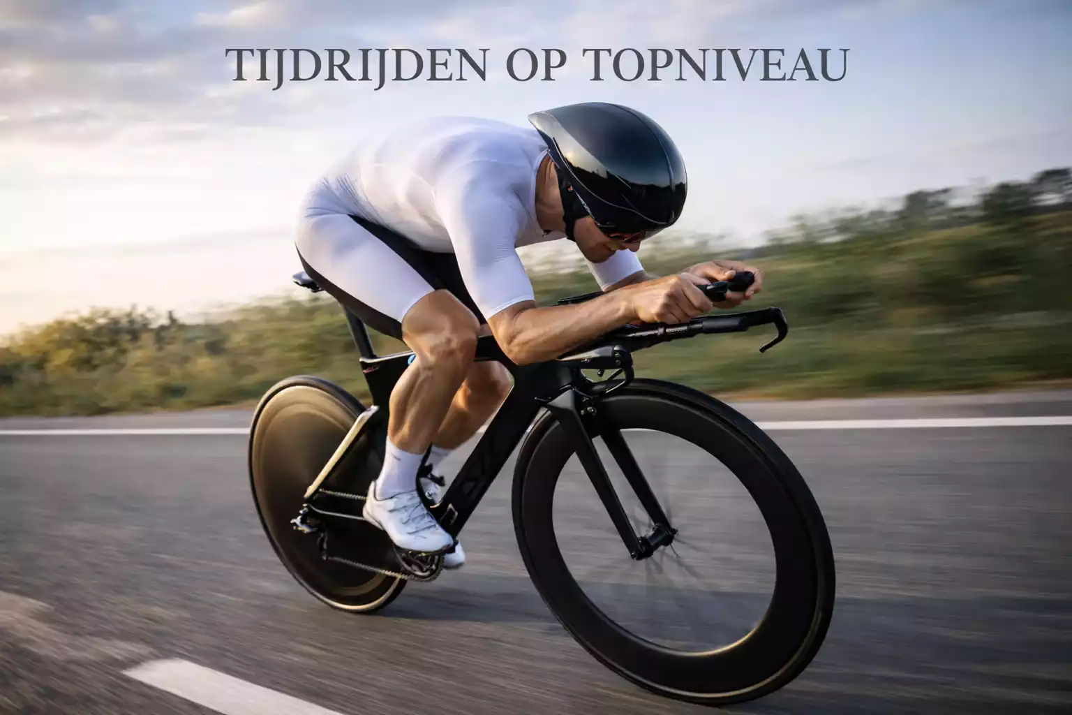 Wielrenner met vermogensmeter tijdens tijdrit inspanning