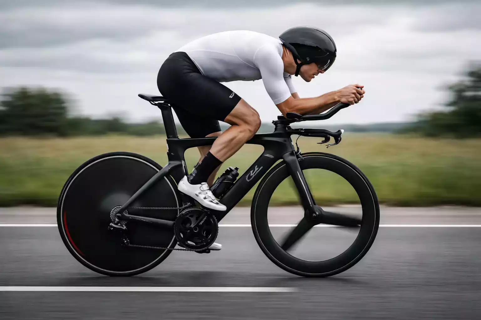 Wielrenner in aerodynamische houding tijdens tijdrit